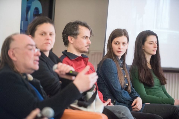 Regizorul Andriy Zholdak, primul din stânga şi patru dintre actorii din distribuţie: Kicsid Gizella, Bodolai Balazs, Imre Eva şi Sigmond Rita. FOTO Biro Istvan/huntheater.ro