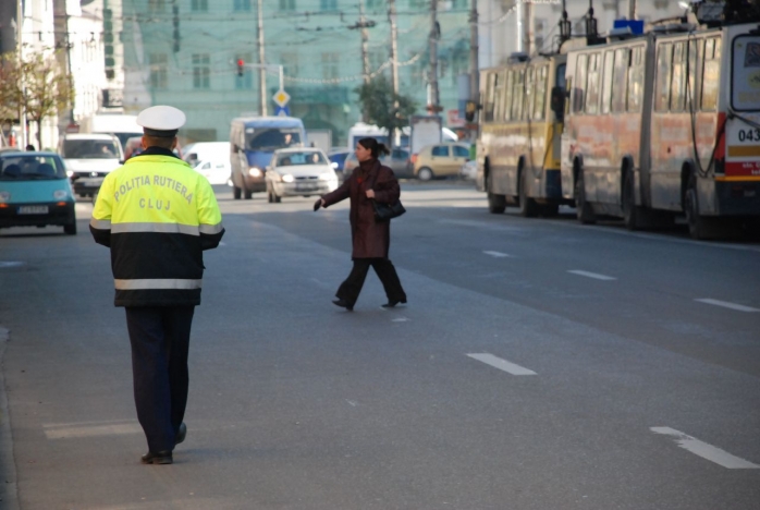 Polițiștii avertizează că persoanele care traversează neregulamentar o fac pe proprie răspundure şi îşi asumă un risc real. Dacă se încumetă la gestull respectiv, trebuie să se asigure în mod repetat. FOTO Arhivă