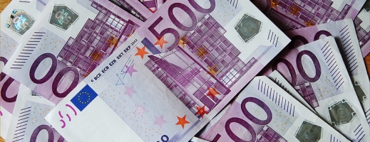 Euro sare din nou la 4,56