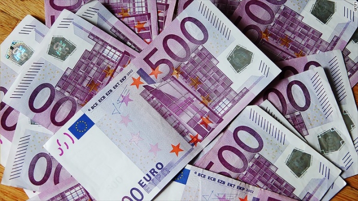 Euro sare din nou la 4,56