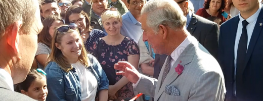 Prinţul Charles a făcut o baie de mulţime la ieşirea de la UBB