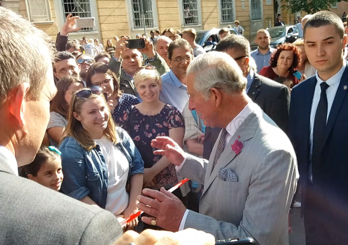 Prinţul Charles a făcut o baie de mulţime la ieşirea de la UBB