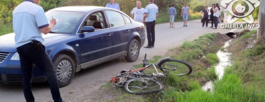 Accident la Livada. Un biciclist acroşat de o maşină a ajuns la spital.