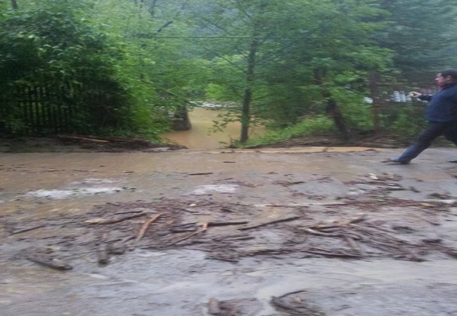 Ploile au făcut ravagii la Turda. Traficul rutier, întrerupt din cauza precipitațiilor abundente.  sursa foto turdanews.ro