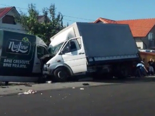 ACCIDENT la Livada, soldat cu o VICTIMĂ. Impact violent între două autoutilitare  Sursa foto dej24.ro