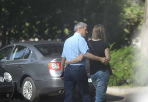 Cine este, de fapt, tânăra cu care a fost “surprins” Dacian Cioloş 