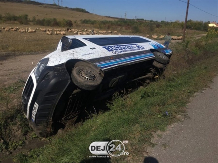 ACCIDENT la Bonțida! Un microbuz plin cu pasageri a ajuns în șanțul de pe marginea drumului