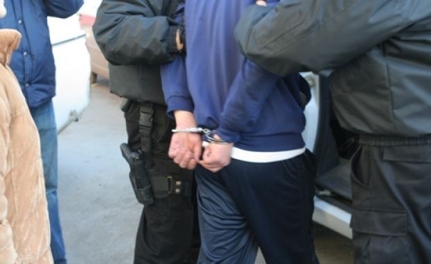 Tineri reţinuţi de poliţişti, după ce au bătut un bărbat până l-au lăsat inconştient 