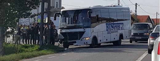 Autocar plin cu elevi, condus de un bărbat din Gherla, implicat într-un GRAV ACCIDENT în Bihor  sursa foto dej24.ro