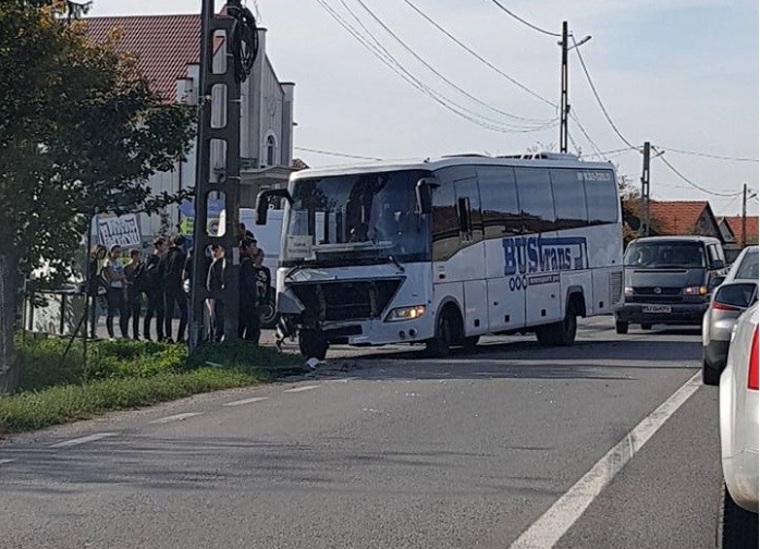 Autocar plin cu elevi, condus de un bărbat din Gherla, implicat într-un GRAV ACCIDENT în Bihor  sursa foto dej24.ro