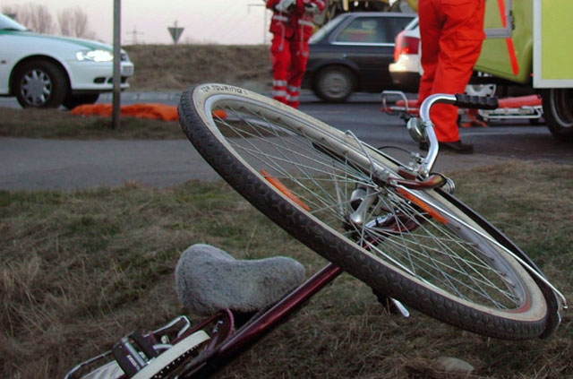 Un băiat în vârstă de 15 ani din Gherla a murit după ce a căzut de pe bicicletă