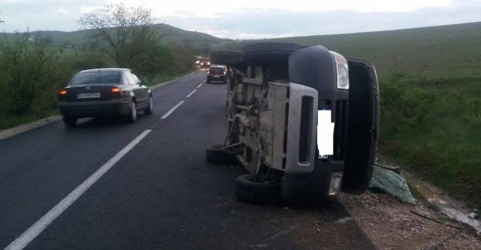 un SUV a ajuns cu roțile în sus la Deușu, Cluj