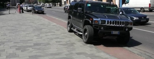 HUMMER parcat pe pista de bicicliști din centrul Clujului