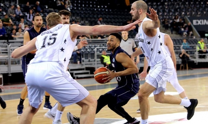 Brandyn Curry în duel cu baschetbaliștii de la U-BT Cluj