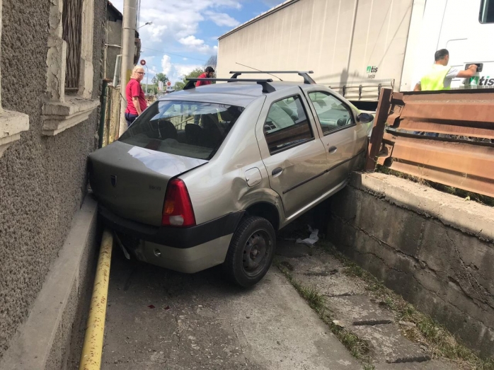 Accident spectaculos la Dej: la un pas de moarte după o ciocnire cu un TIR sârbesc