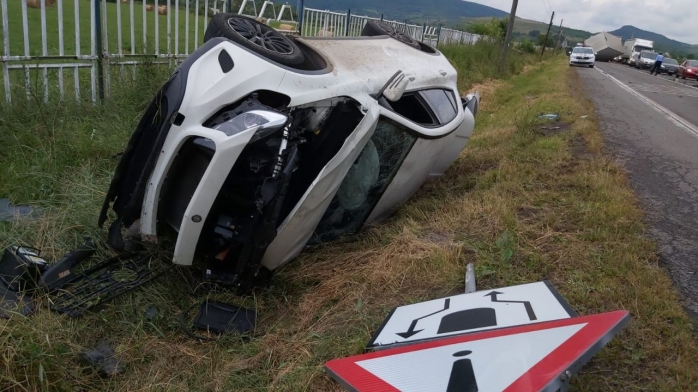 FOTO Accident ÎNSPĂIMÂNTĂTOR la Căpușu Mare: o mașină și remorca unui TIR, răsturnate