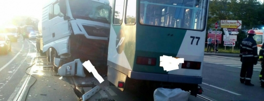 La un pas de tragedie pe Bulevardul Muncii! Accident între un tramvai și un TIR care transporta motorină