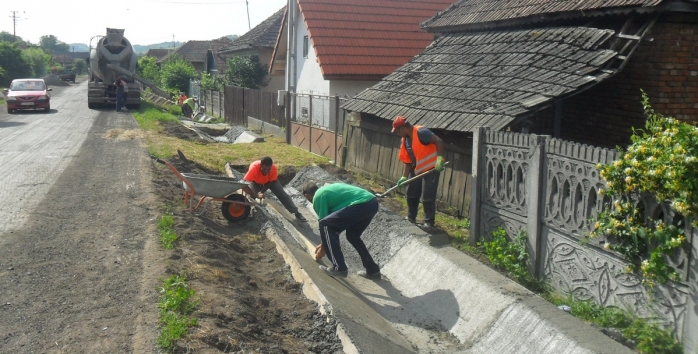 Lucrări de modernizare pe Drumul Bistriței... cu șanțuri lângă gardul oamenilor?