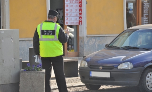 Polițiștii locali, monitorizați cu camere video: „Să nu mai stea pe telefon, la cafele pe terase!”