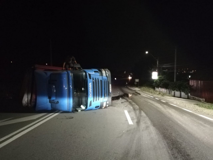 FOTO Mastodont DOBORÂT la Copăceni: s-a răsturnat cu TIR-ul după ce a adormit la volan!