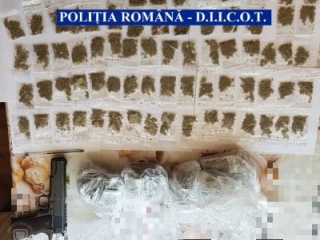 Traficanți de droguri, deconspirați de polițiștii clujeni. Zeci de percheziții, sute de grame de substanțe descoperite!