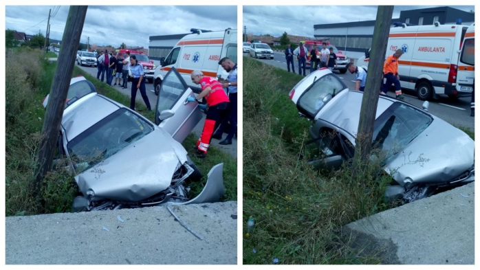 Grav accident la Iclod, o femeie s-a înfipt cu mașina într-un cap de pod