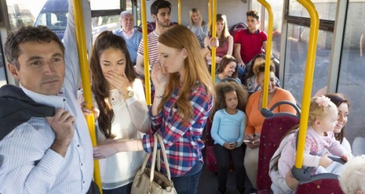 „Îl miroase?” Cine și cum amendează călătorii care miros urât în autobuzele clujene?