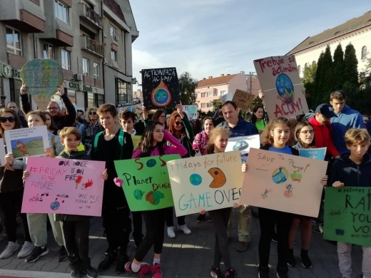 Zeci de clujeni au participat la greva climatică, sursă foto: Facebook Adrian Dohotaru