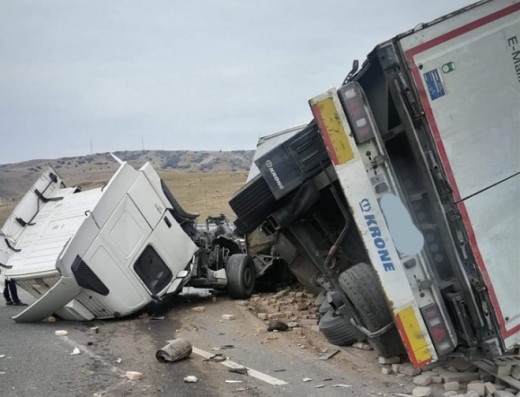 Accident GRAV pe A10! TIR răsturnat, elicopterul SMURD, chemat la fața locului