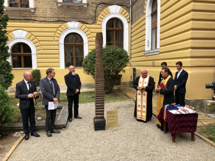 „Laudă cărţii”, monument-simbol al Centenarului UBB, dezvelit: „Mesajul sculpturii este etern”