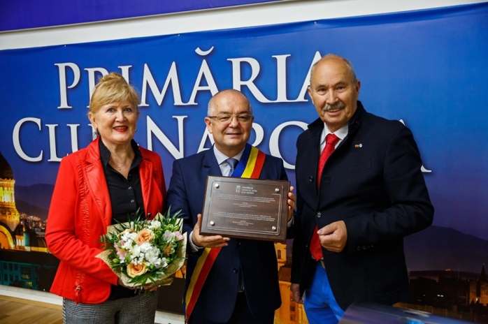 30 de ani de ajutoare umanitare, marcate de Emil Boc cu o plachetă aniversară pentru familia Grove