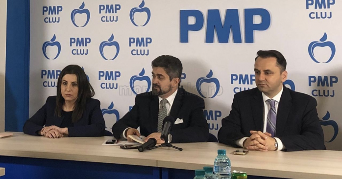 Candidatul PMP la Președinția României, Theodor Paleologu (foto, în centru), la Cluj. A fost însoțit de secretarul general adjunct al PMP, Ioana Constantin, și de senatorul clujean Vasile-Cristian Lungu. Foto: Tibi Demeter / monitorulcj.ro