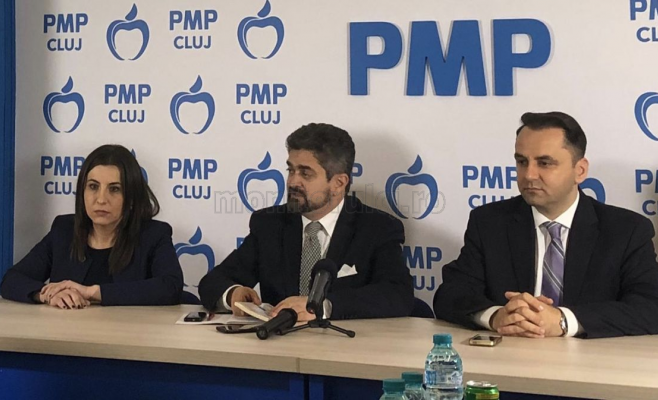 Candidatul PMP la Președinția României, Theodor Paleologu (foto, în centru), la Cluj. A fost însoțit de secretarul general adjunct al PMP, Ioana Constantin, și de senatorul clujean Vasile-Cristian Lungu. Foto: Tibi Demeter / monitorulcj.ro