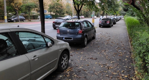 Banda dedicată din Gheorgheni „mută” mașinile pe trotuar! Primăria, trasă de urechi de un clujean