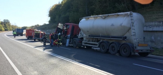 FOTO Ciocnirea mastodonților! Accident pe centura Apahida-Vâlcele, o persoană încarcerată, sursă foto: IPJ & ISU Cluj