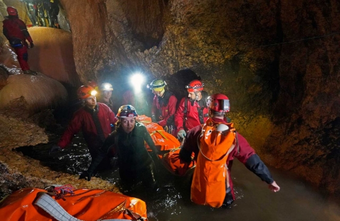 Salvatorii speologi clujeni și-au testat abilitățile în peştera Şura Mare din Munţii Şureanu, sursă foto: CJ Cluj