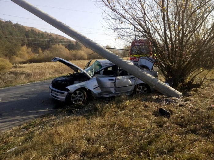 Accident între Stolna şi Luna! Doi bărbaţi au ajuns la spital după ce au intrat cu maşina în stâlp