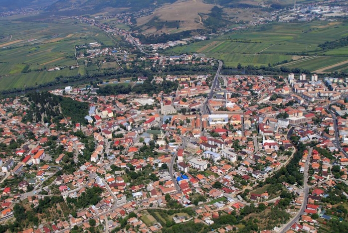 Dejul va avea iluminat public modern din bani europeni. 215 străzi din municipiu sunt vizate, sursă foto: dejeanul.ro