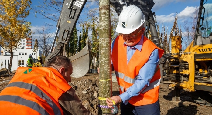 Boc a pus umărul la plantarea primilor pomi Între Lacuri: „Un parc pentru toate vârstele, într-o zonă cu deficit major de spații verzi!”, sursă foto: Facebook Emil Boc