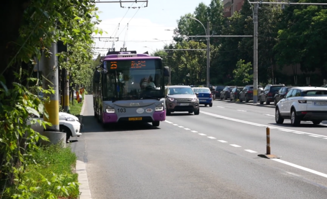 Cicliștii clujeni, revoltați de accesul taxiurilor pe banda dedicată: „O nouă aberație a Primăriei!”