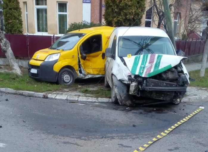 Trei victime au ajuns la spital după ce două mașini s-au ciocnit și au lovit un pieton la Dej, sursă foto: ISU Cluj