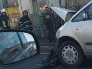 O mașină și un camion s-au ciocnit la Florești, patru pasageri au fost luați în îngrijire de echipajul SMURD, sursă foto: Facebook Info Trafic jud. Cluj