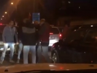 VIDEO Șicanele în trafic s-au sfârșit cu amenințări. Șmecherașii, la un pas de încăierare pe carosabil, sursă video: Facebook Info Trafic jud. Cluj / bistriteanul.ro