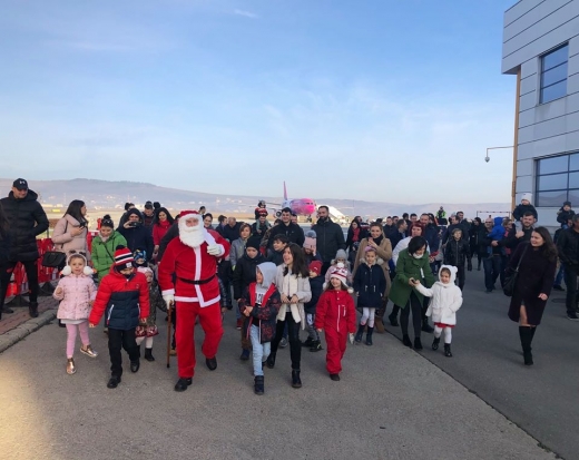 POZA ZILEI Moș Crăciun a aterizat pe Aeroportul Cluj, sursă foto: Facebook AIAIC