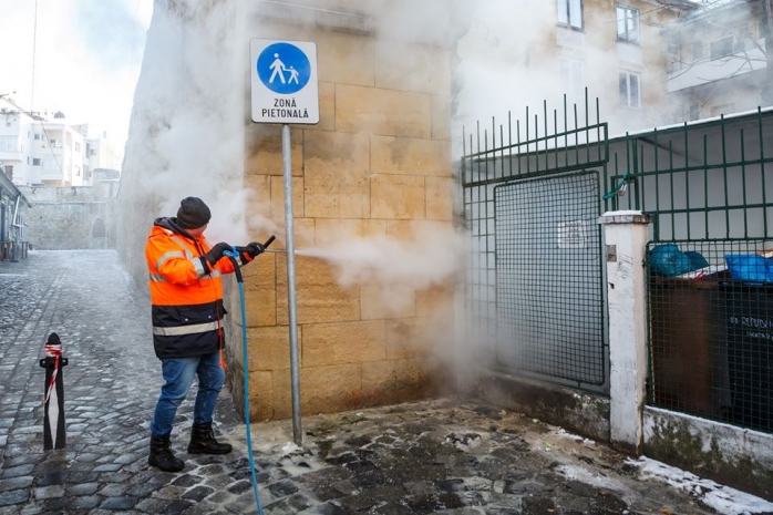 Primăria Cluj-Napoca curăţă pereţii de graffiti cu o instalaţie mobilă ecologică