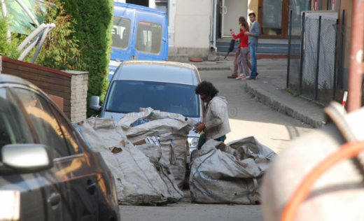 Odă pentru lucrătorii în salubritate. Muncitorii de la Pata Rât, de unde bani să plătească chiria în oraș?