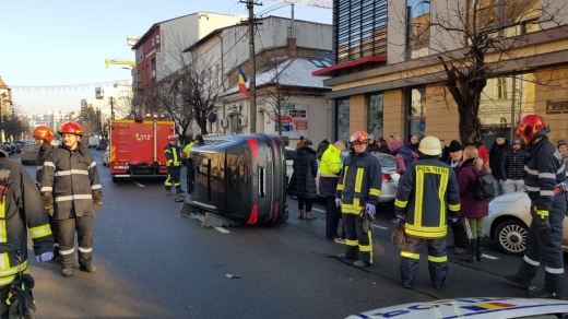 VIDEO Momentul impactului care răstoarnă un Audi pe Calea Dorobanților, surprins de o cameră, sursă foto: ISU Cluj