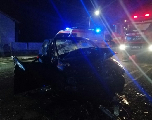 La un pas de catastrofă la Coplean! Logan făcut praf de un TIR, două victime au ajuns la spital, sursă foto: ISU Cluj