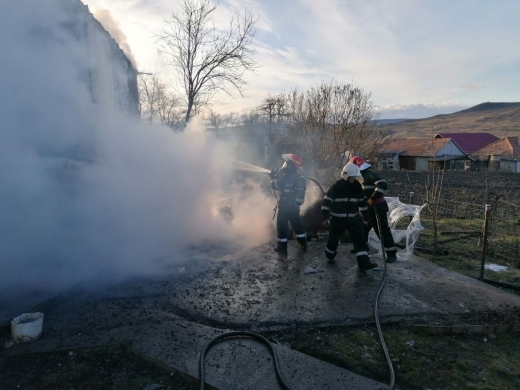 Clipe TERIBILE la Ocna Dej! Flăcările au mistuit casa unei familii în timp ce dormeau, sursă foto: ISU Cluj