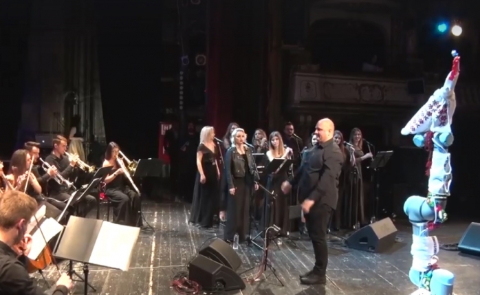 Un robot, dirijorul-vedetă la concertul de la Teatrul Național Cluj-Napoca, pentru copiii bolnavi de cancer, sursă foto: captură video Facebook Emil Boc